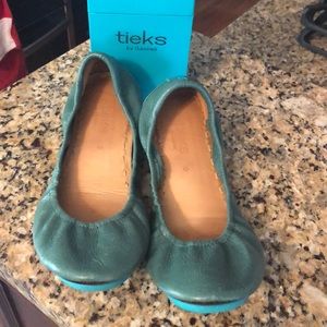 Green tieks